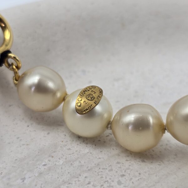 CHANEL - perłowy naszyjnik vintage z wiszącym kryształkiem i łezką, lata 80. zbliżenie