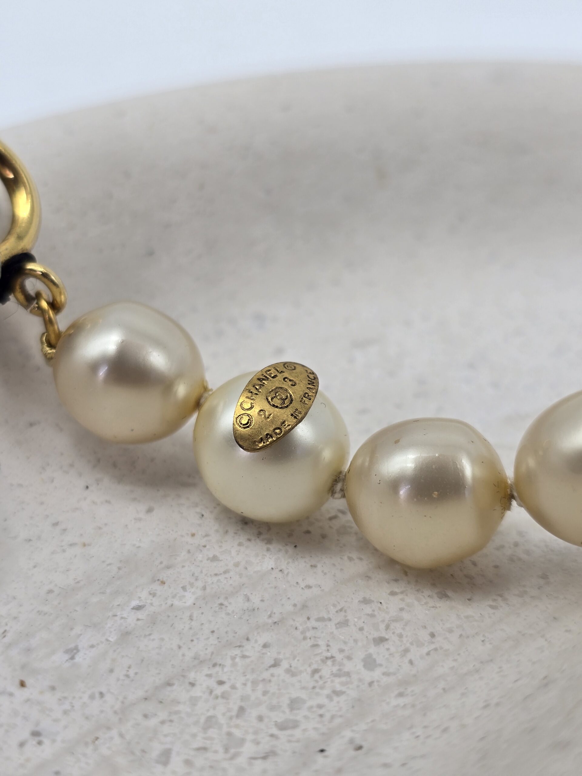 CHANEL - perłowy naszyjnik vintage z wiszącym kryształkiem i łezką, lata 80. zbliżenie