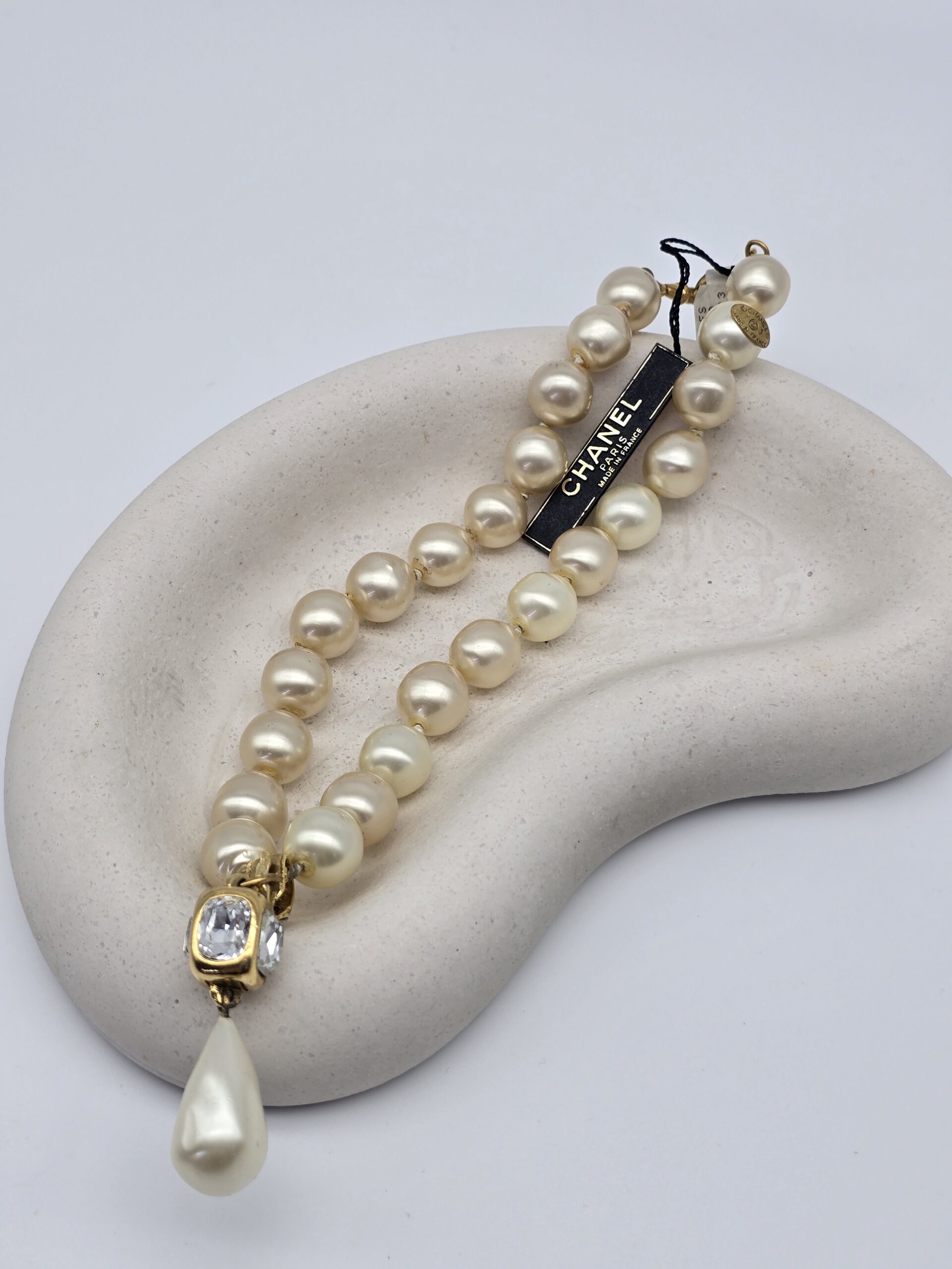 CHANEL - perłowy naszyjnik vintage z wiszącym kryształkiem i łezką, lata 80. front