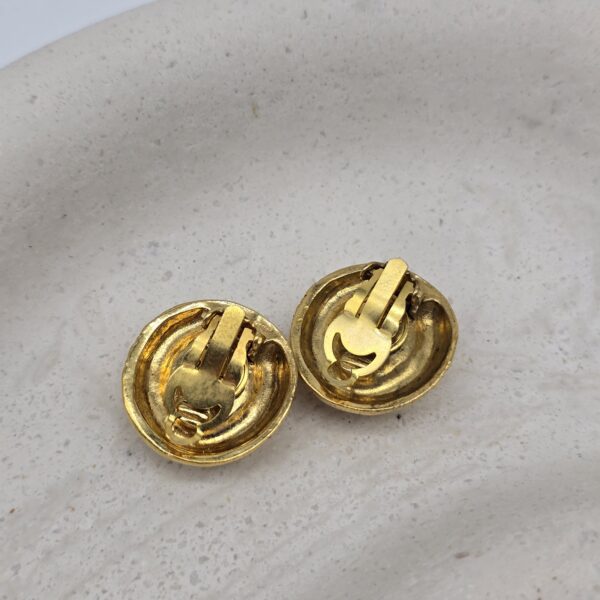 CHANEL - klipsy vintage z heksagonem i logo, lata 90. tył
