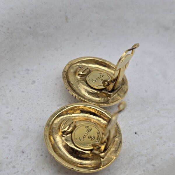 CHANEL - klipsy vintage z heksagonem i logo, lata 90. zapięcie