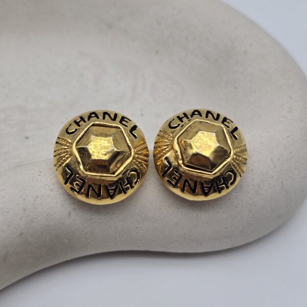 CHANEL - klipsy vintage z heksagonem i logo, lata 90. front
