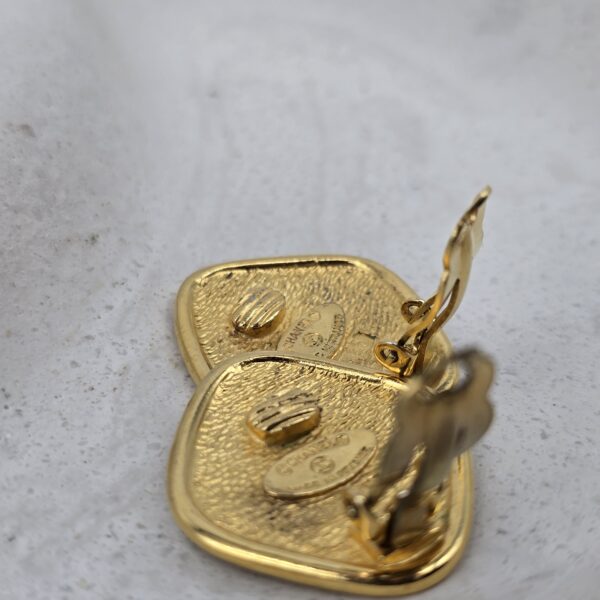 CHANEL - złote klipsy vintage ,, 31 RUE CAMBON", lata 90. zbliżenie