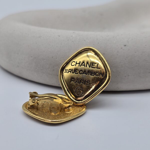 CHANEL - złote klipsy vintage ,, 31 RUE CAMBON", lata 90. przy podstawce