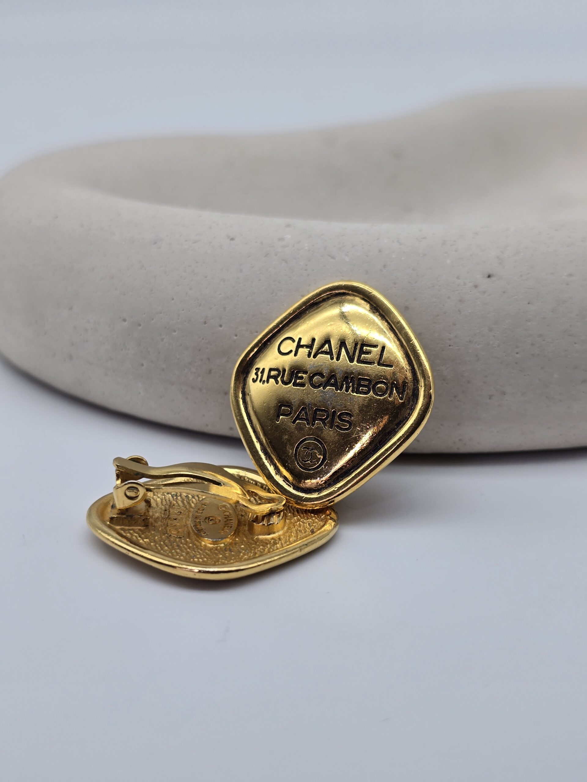 CHANEL - złote klipsy vintage ,, 31 RUE CAMBON", lata 90. przy podstawce