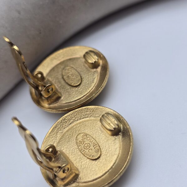 CHANEL - okrągłe klipsy vintage z monogramem, kolekcja 1994 r. tył