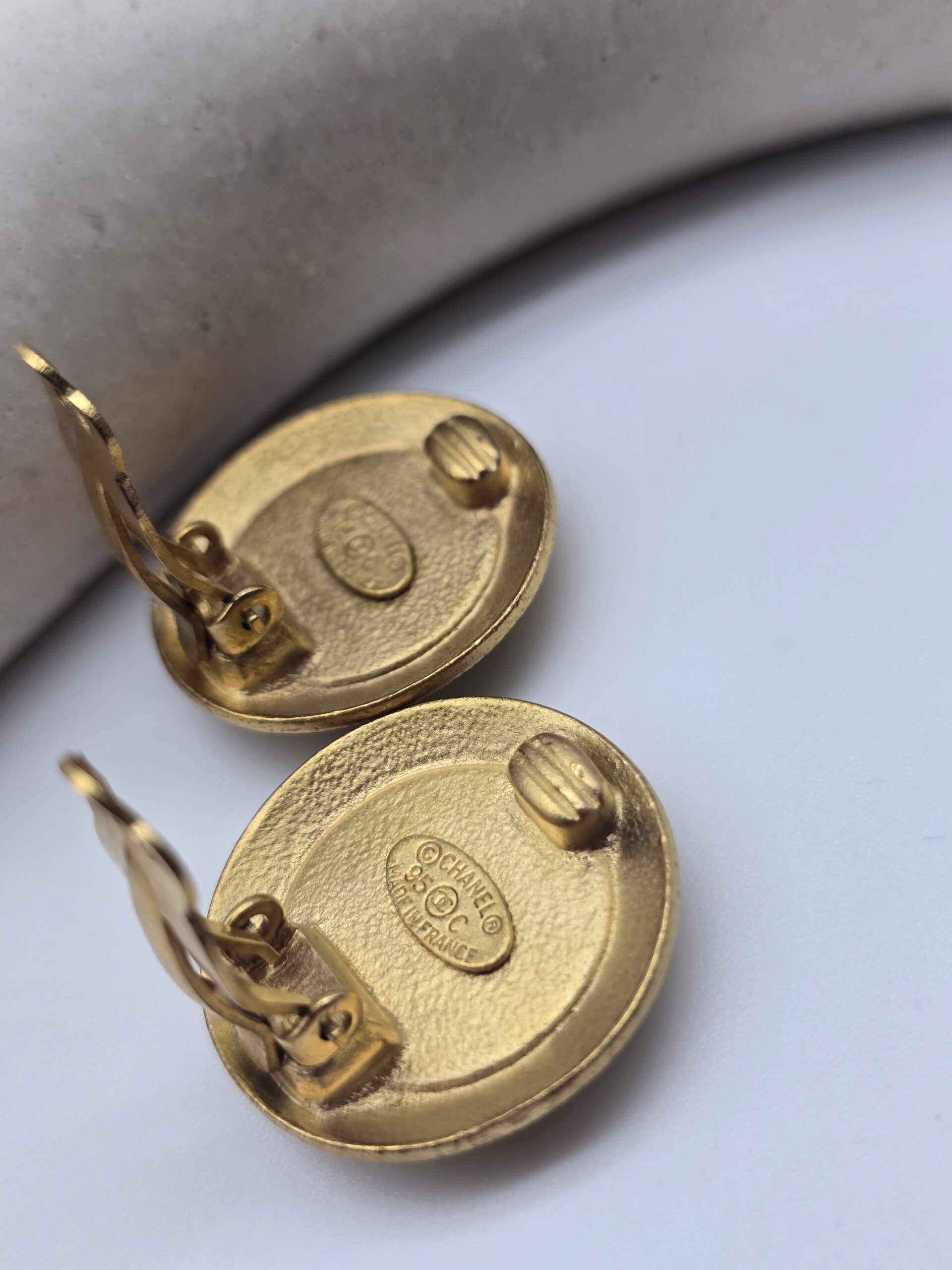 CHANEL - okrągłe klipsy vintage z monogramem, kolekcja 1994 r. tył