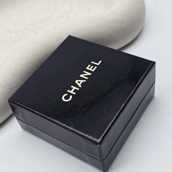 CHANEL - złote klipsy vintage z perłą, lata 90. pudełko