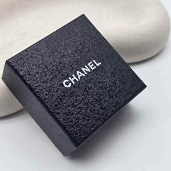 CHANEL - złote klipsy vintage z logo CC, 1995r. pudełko