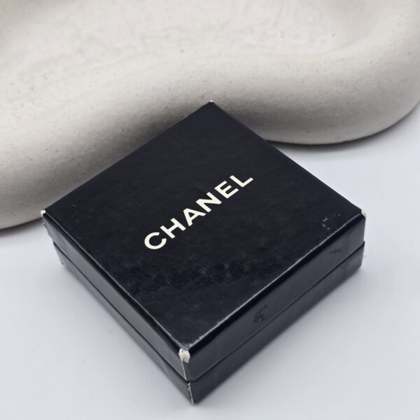 CHANEL - klipsy vintage z logo SS, lata 80./90. pudełko
