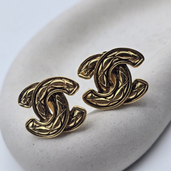CHANEL - klipsy vintage z logo SS, lata 80./90. na podstawce
