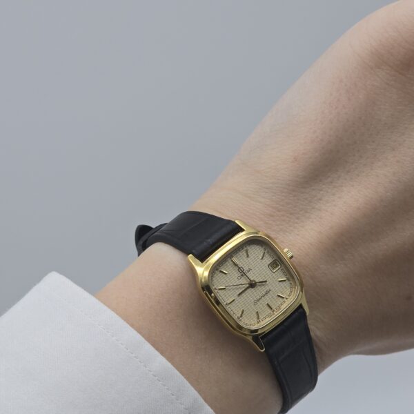 OMEGA – zegarek vintage złoty Seamaster z datownikiem, lata 90. na ręku