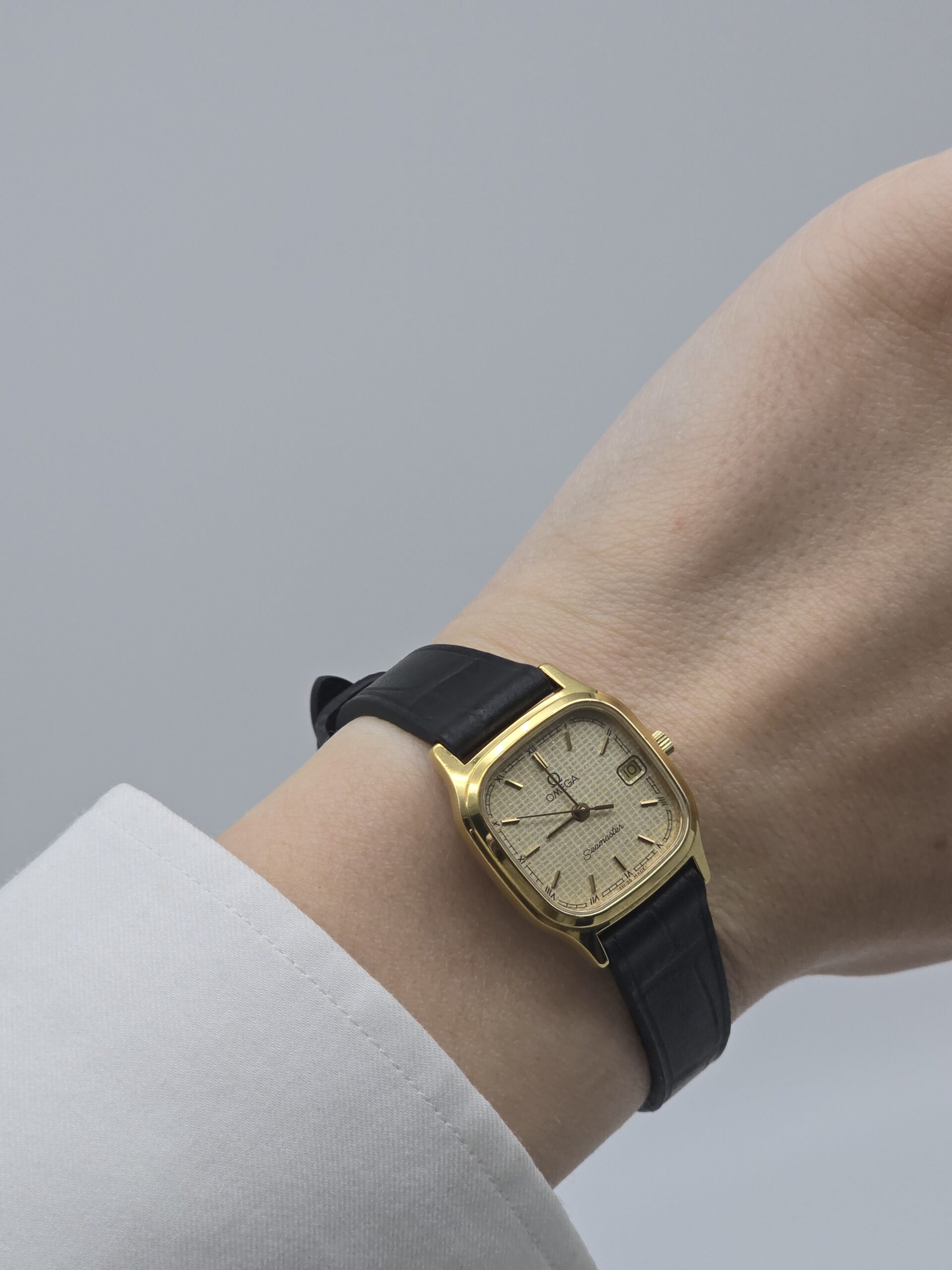 OMEGA – zegarek vintage złoty Seamaster z datownikiem, lata 90. na ręku