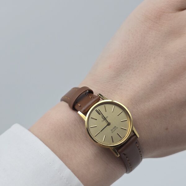OMEGA – zegarek vintage złoty De Ville Quartz, lata 90. na modelce