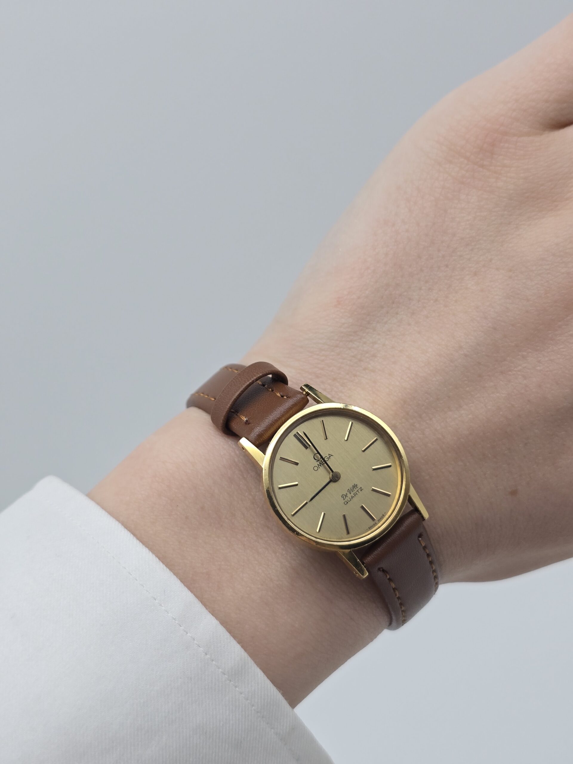 OMEGA – zegarek vintage złoty De Ville Quartz, lata 90. na modelce