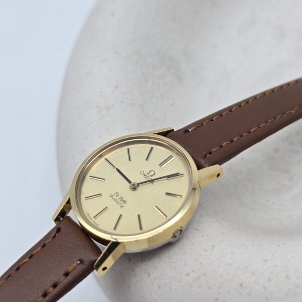 OMEGA – zegarek vintage złoty De Ville Quartz, lata 90. zbliżenie
