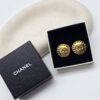 CHANEL – klipsy vintage okrągłe z logo CC i falowanym rantem, lata 90.