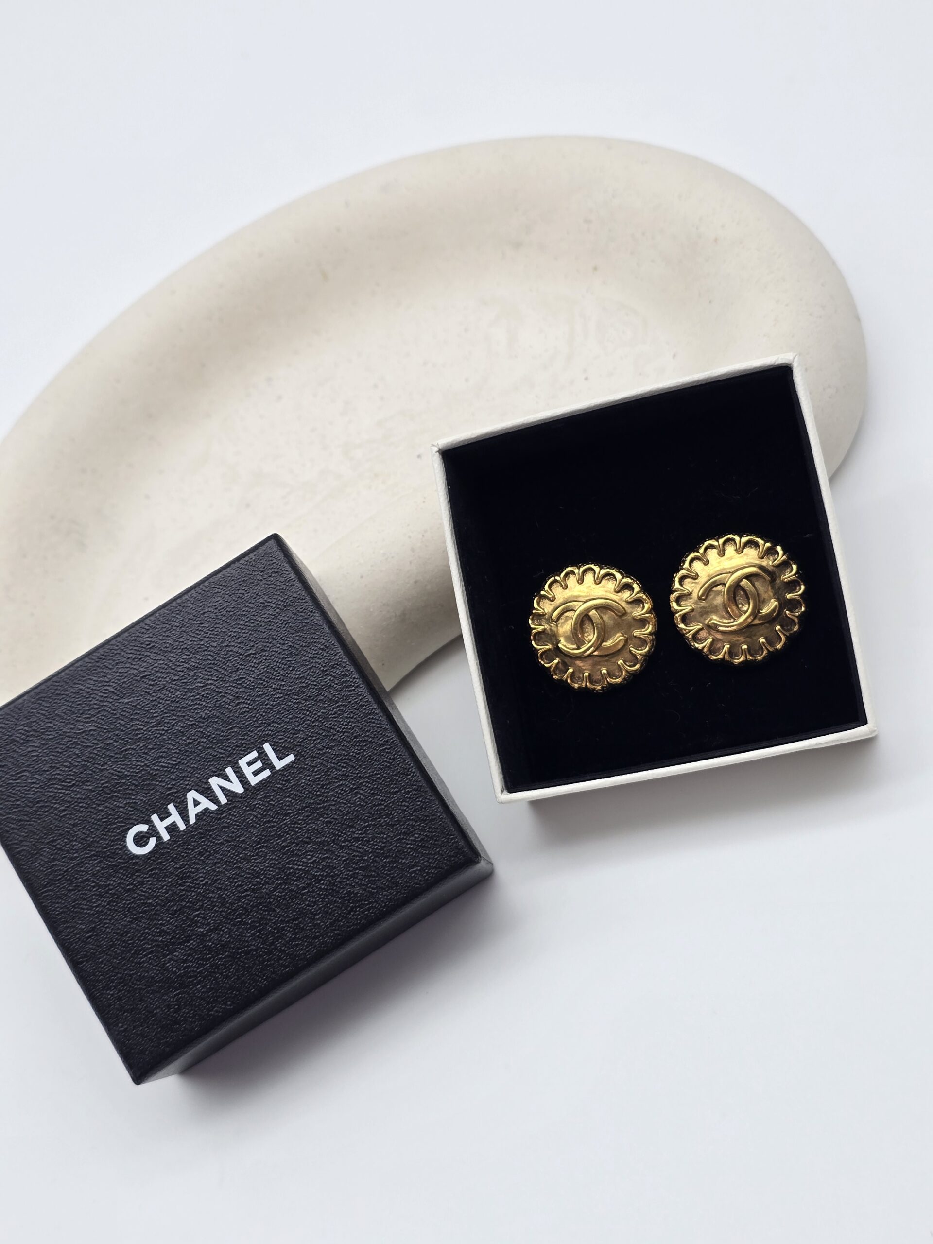 CHANEL – klipsy vintage okrągłe z logo CC i falowanym rantem, lata 90.