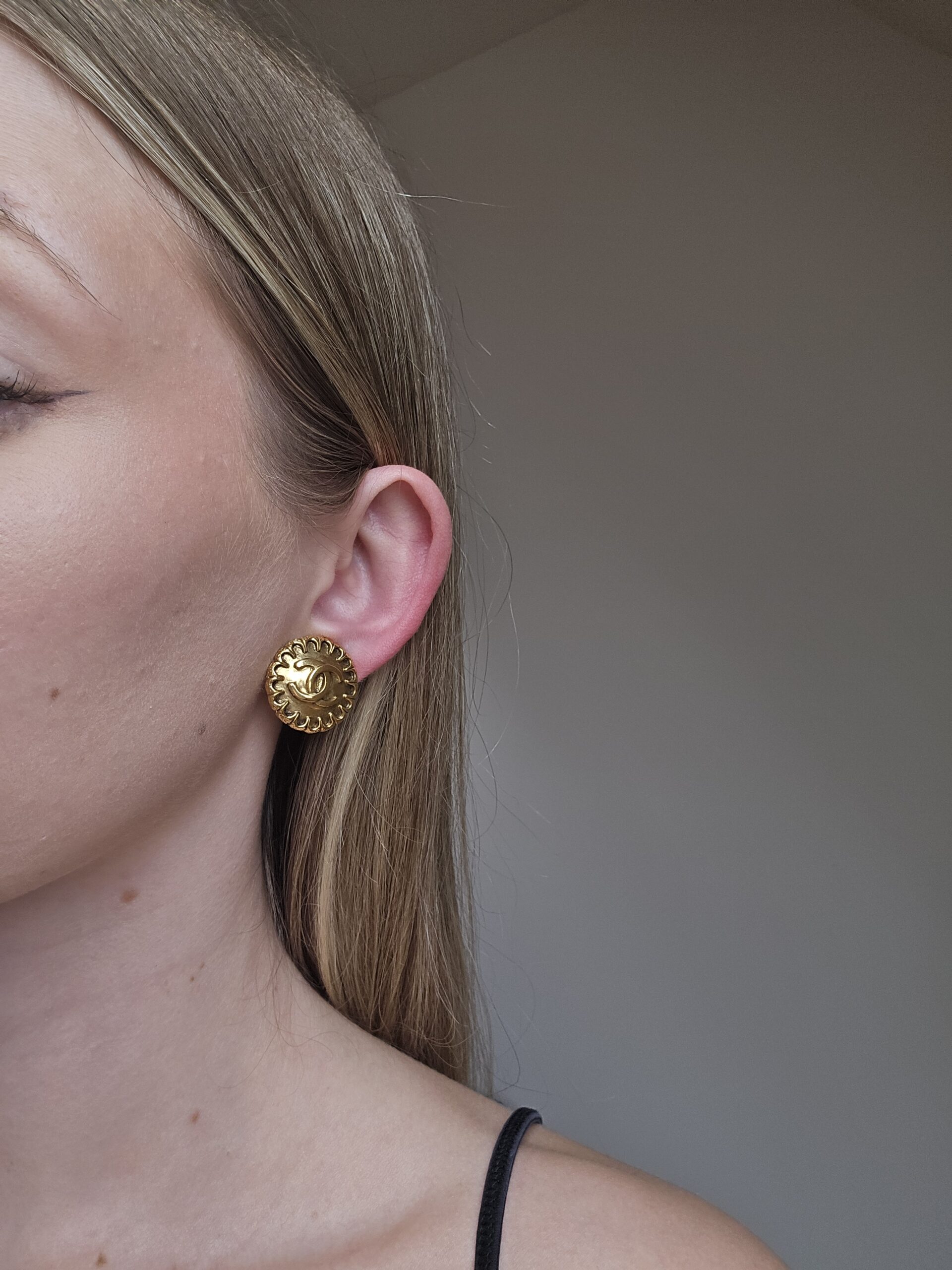 CHANEL – klipsy vintage okrągłe z logo CC i falowanym rantem, lata 90. na modelce