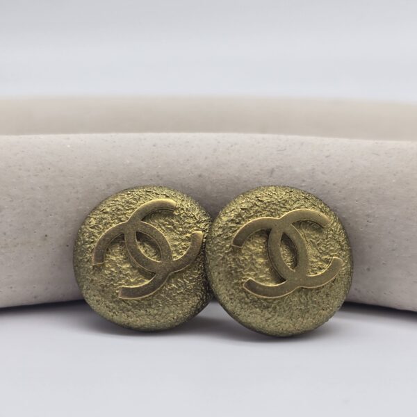 CHANEL - okrągłe klipsy vintage z kolekcji Spring, 1994 r. front