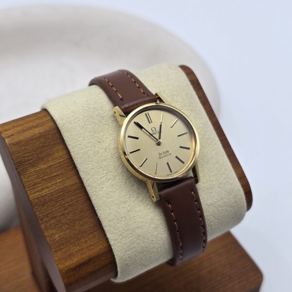 OMEGA – zegarek vintage złoty De Ville Quartz, lata 90. stojak