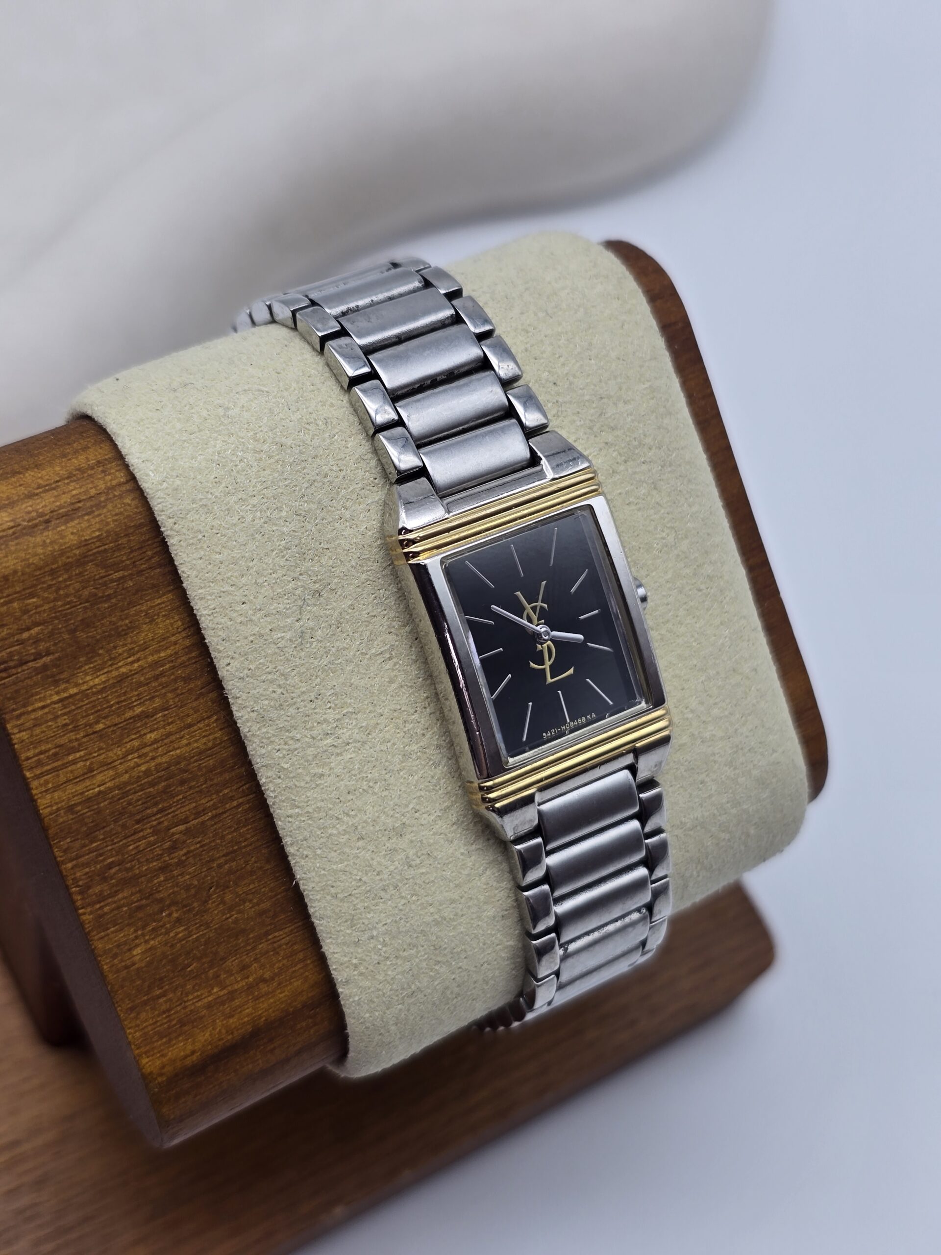 YSL - zegarek vintage z prostokątną kopertą, lata 90. stojak