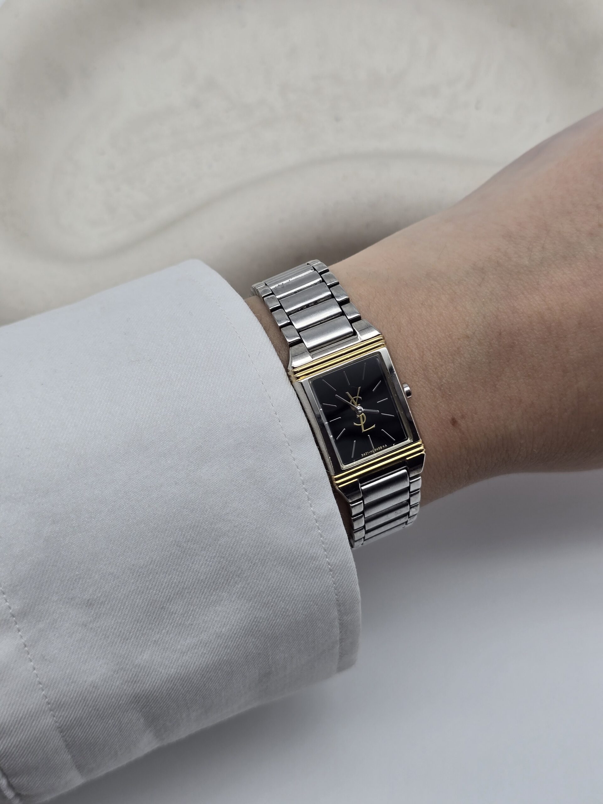 YSL - zegarek vintage z prostokątną kopertą, lata 90. ręka