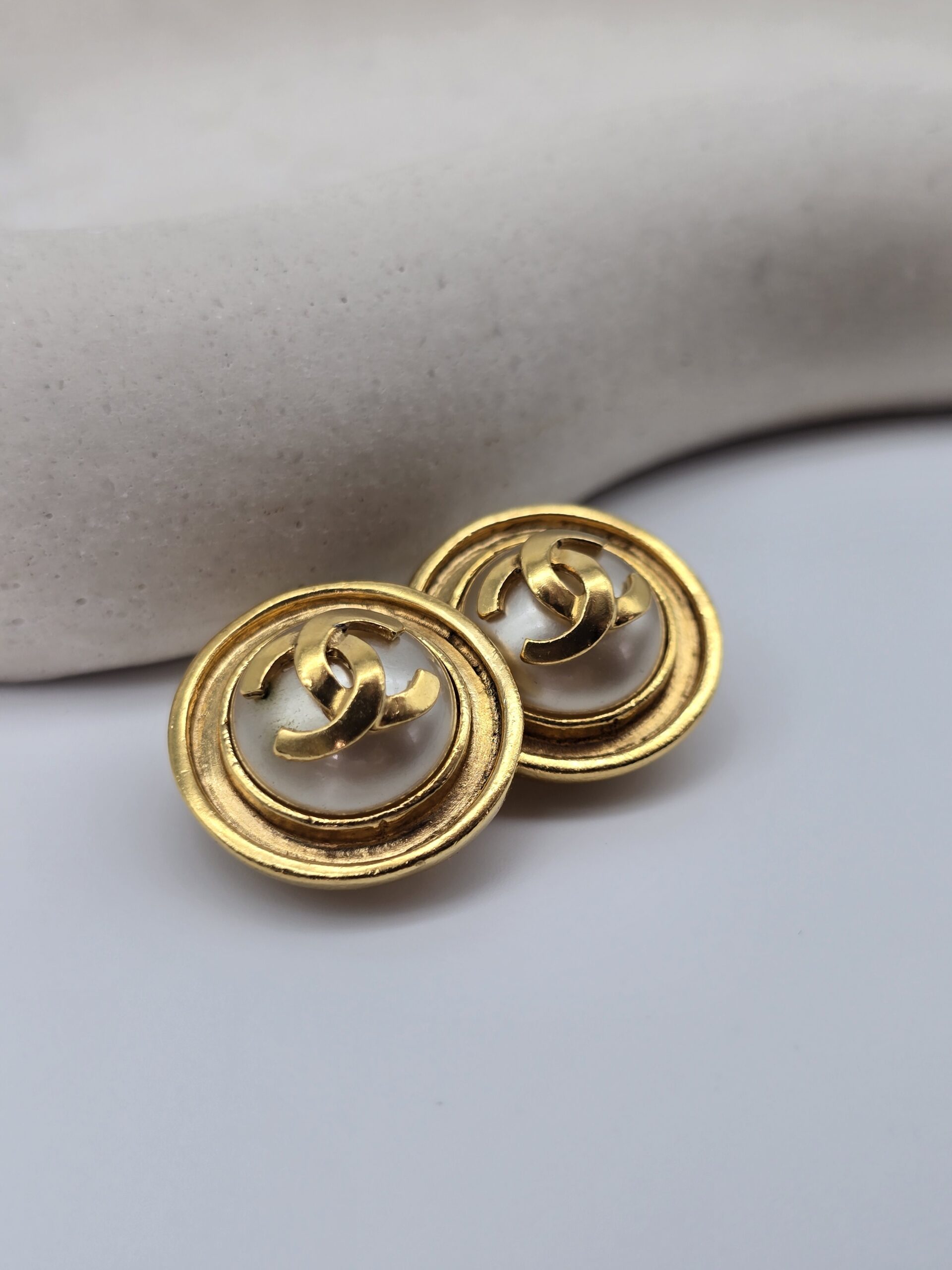 CHANEL - okrągłe klipsy vintage z perłą i logo CC, lata 90. front