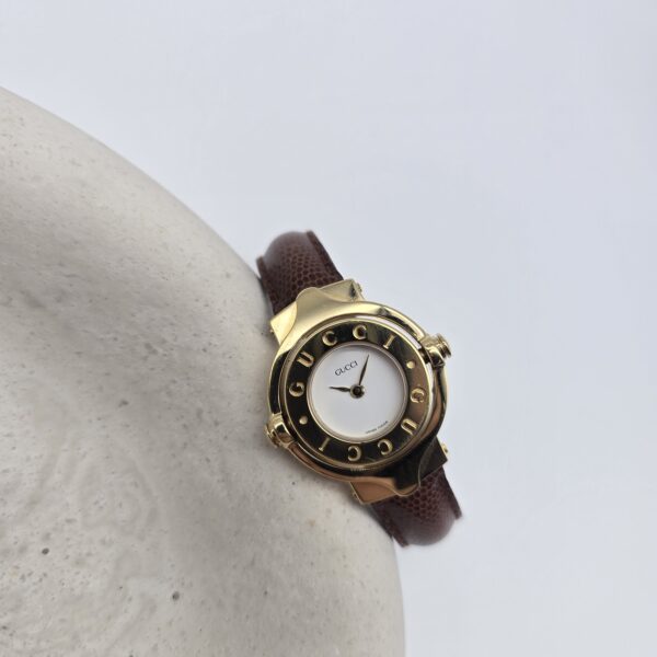 GUCCI - elegancki zegarek vintage z brązowym paskiem, lata 90. front