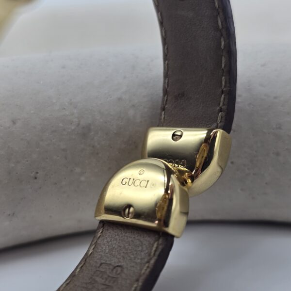 GUCCI - elegancki zegarek vintage z brązowym paskiem, lata 90. zbliżenie