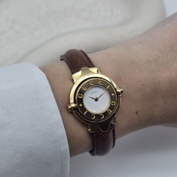 GUCCI - elegancki zegarek vintage z brązowym paskiem, lata 90. na ręku