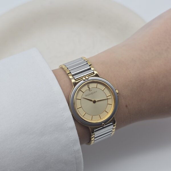 YSL - zegarek vintage z liniowymi indeksami, lata 90. na ręku