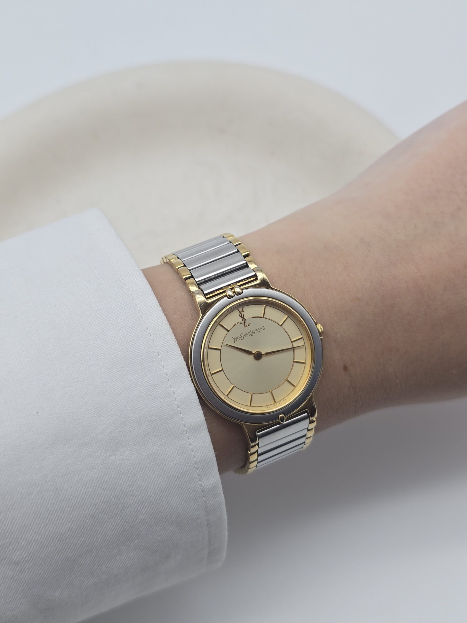 YSL - zegarek vintage z liniowymi indeksami, lata 90. na ręku
