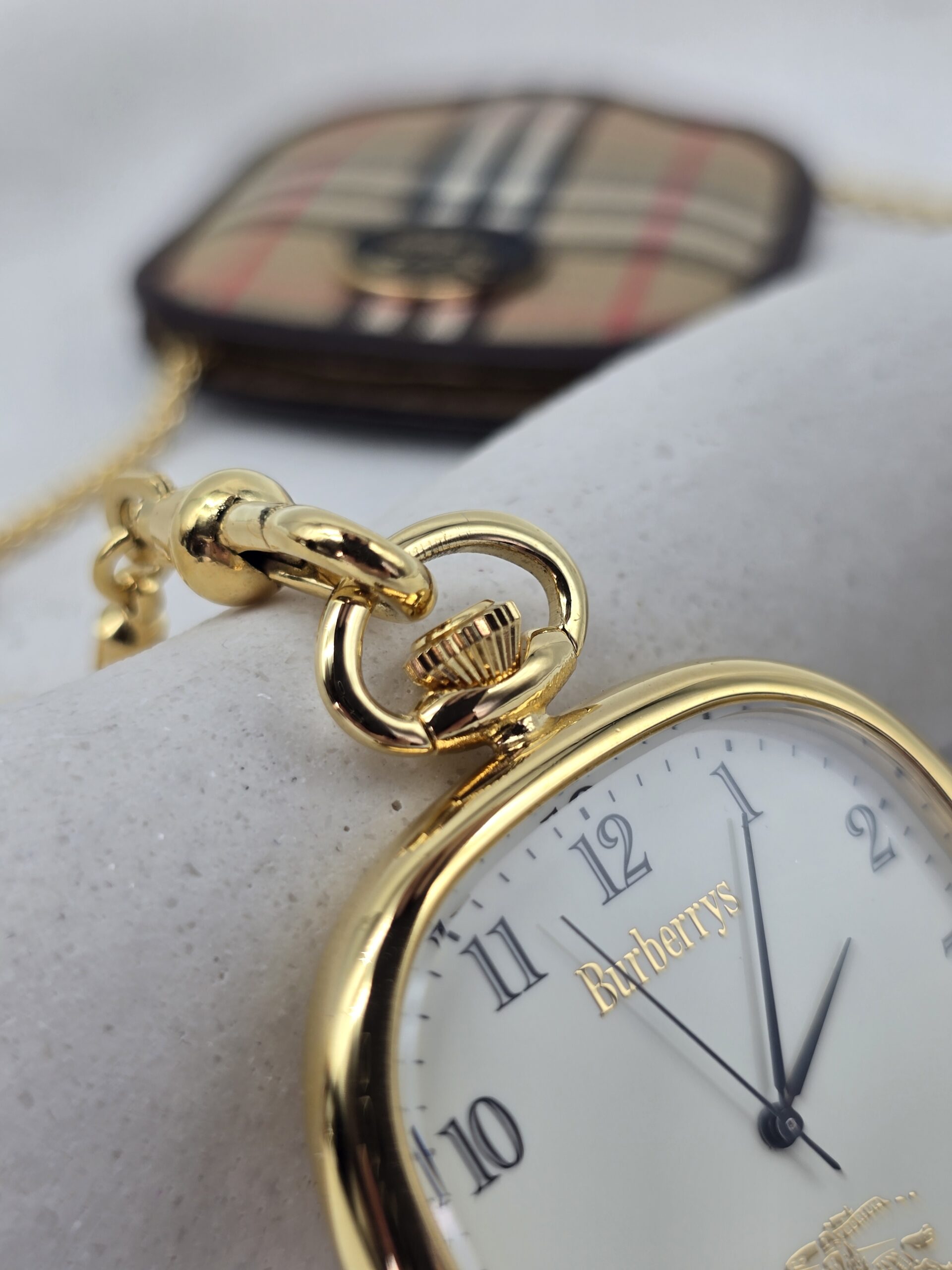 BURBERRY - kieszonkowy zegarek vintage z jasną tarczą koronka