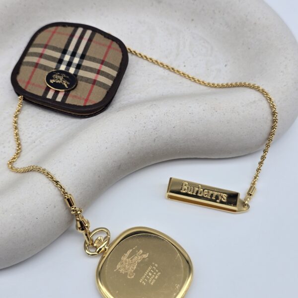 BURBERRY - kieszonkowy zegarek vintage z jasną tarczą na podstawce