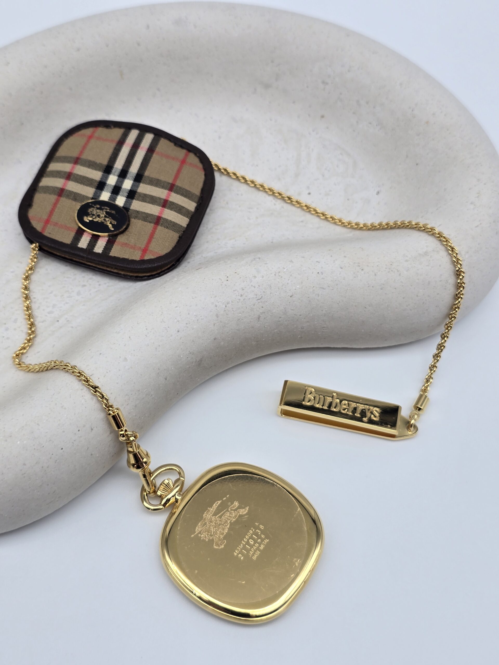BURBERRY - kieszonkowy zegarek vintage z jasną tarczą na podstawce