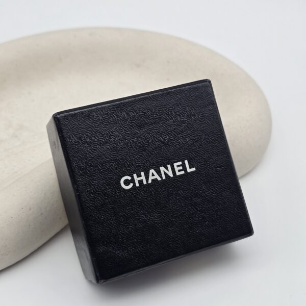 CHANEL - złote klipsy vintage z monogramem, lata 90. pudełko