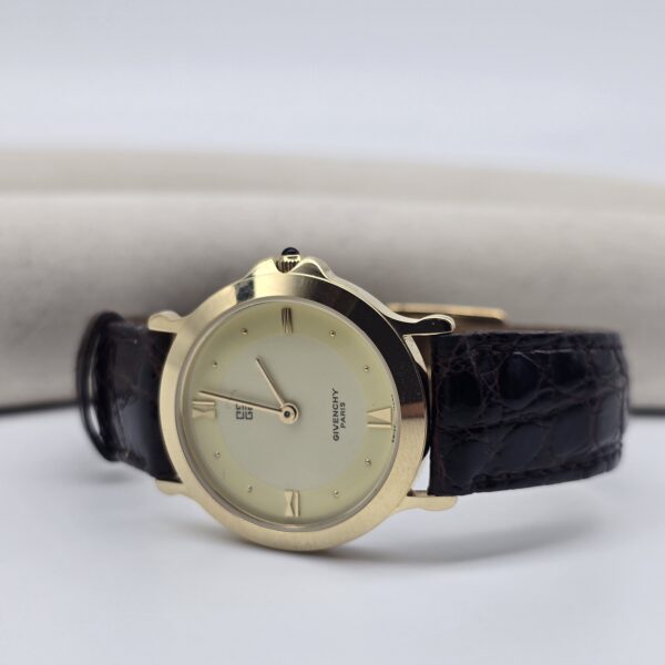 GIVENCHY - zegarek vintage na pasku z szampańską tarczą, lata 90. front