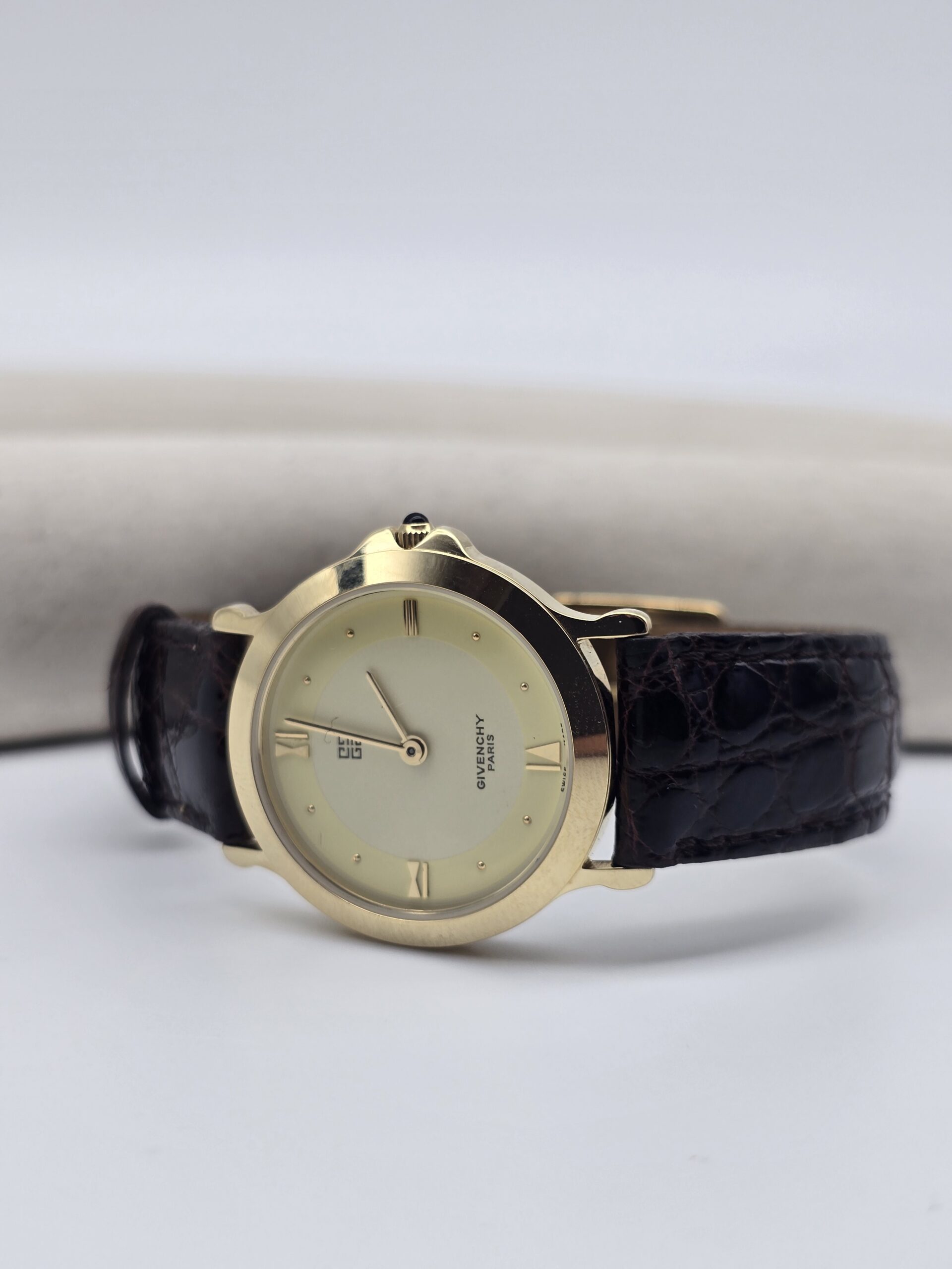 GIVENCHY - zegarek vintage na pasku z szampańską tarczą, lata 90. front