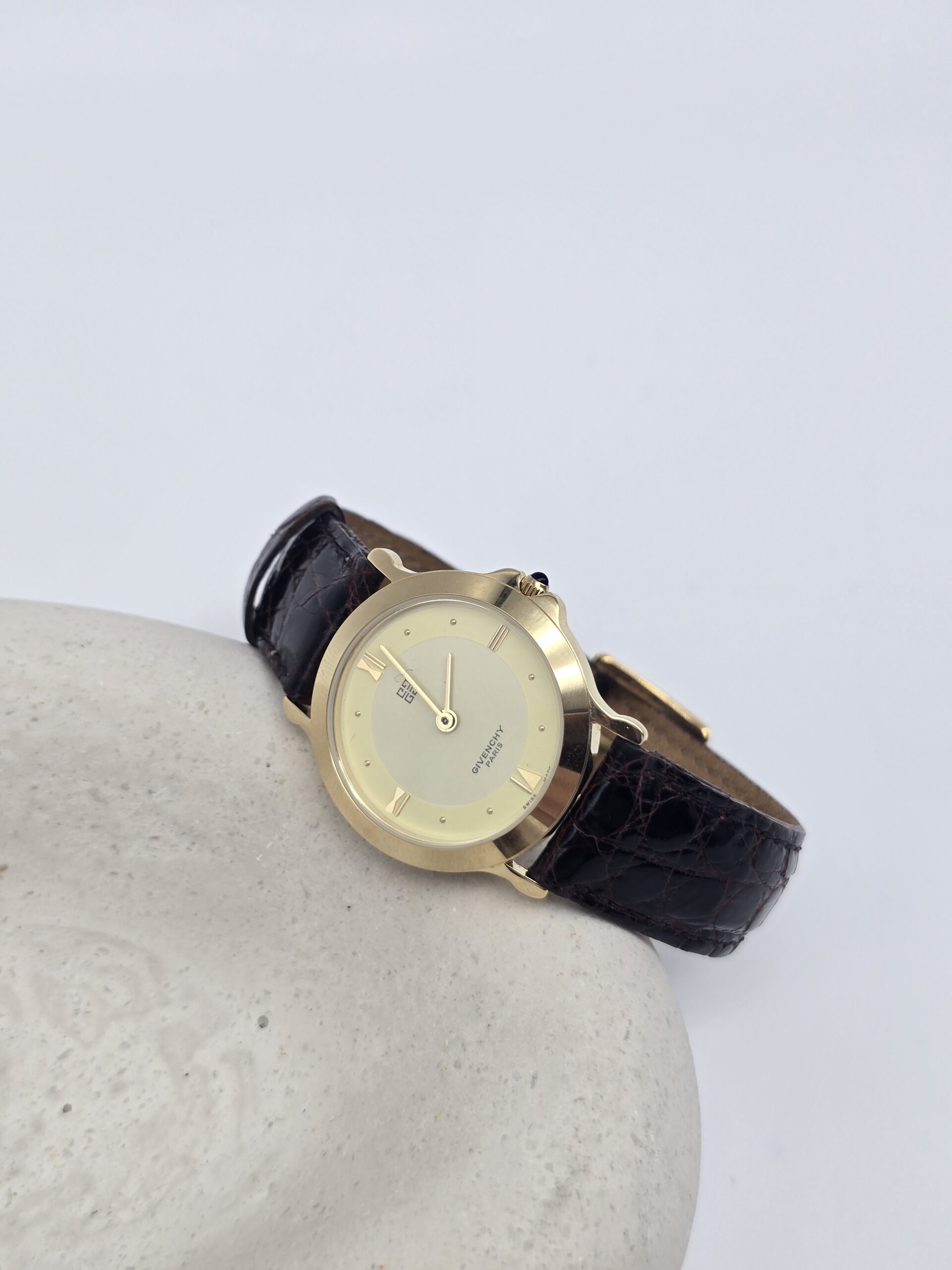GIVENCHY - zegarek vintage na pasku z szampańską tarczą, lata 90. na podstawce