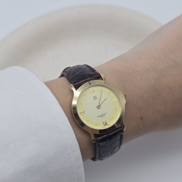GIVENCHY - zegarek vintage na pasku z szampańską tarczą, lata 90. na ręku