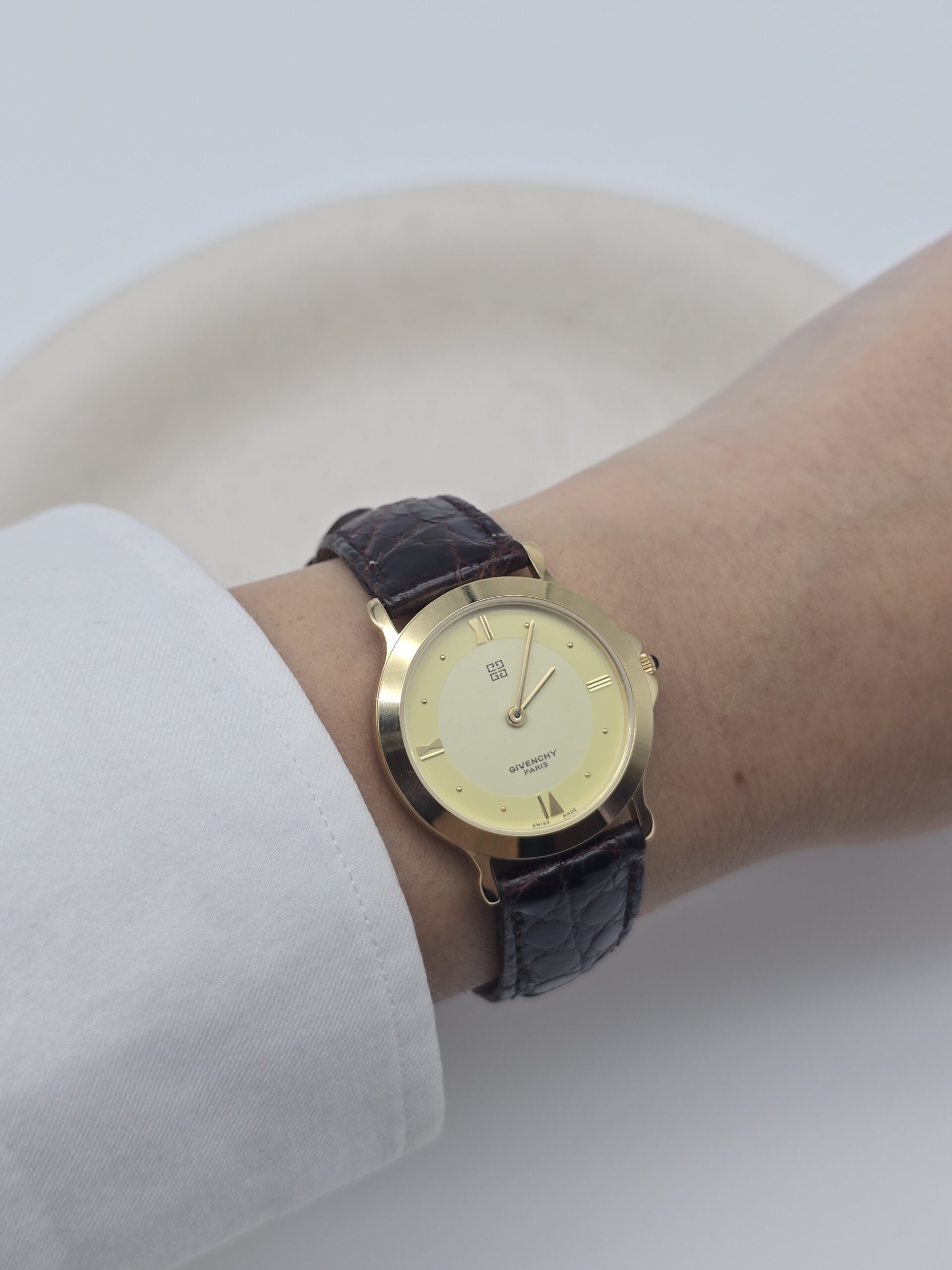 GIVENCHY - zegarek vintage na pasku z szampańską tarczą, lata 90. na ręku