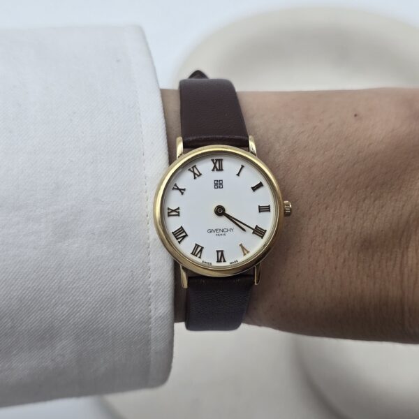 GIVENCHY - zegarek vintage z rzymskimi indeksami, lata 90. na ręku