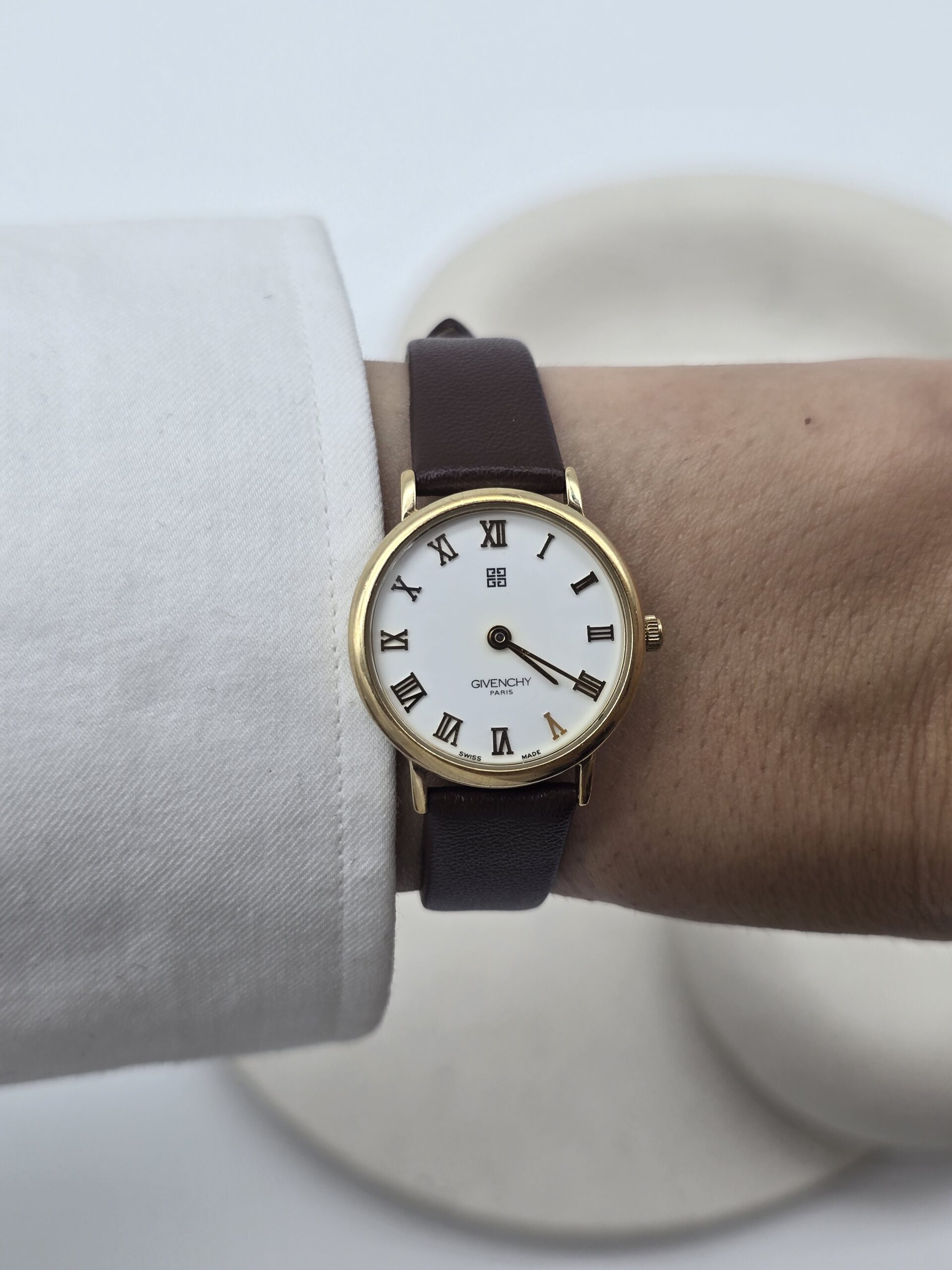 GIVENCHY - zegarek vintage z rzymskimi indeksami, lata 90. na ręku