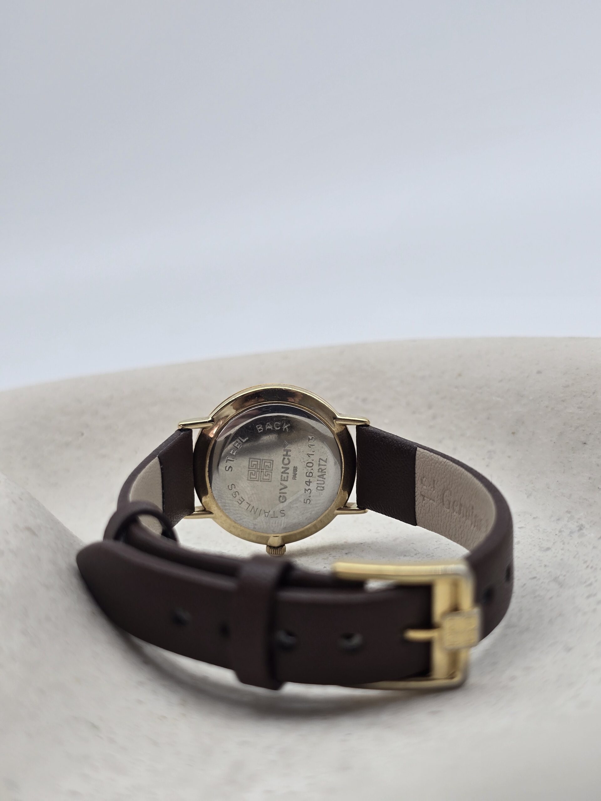 GIVENCHY - zegarek vintage z rzymskimi indeksami, lata 90. tył