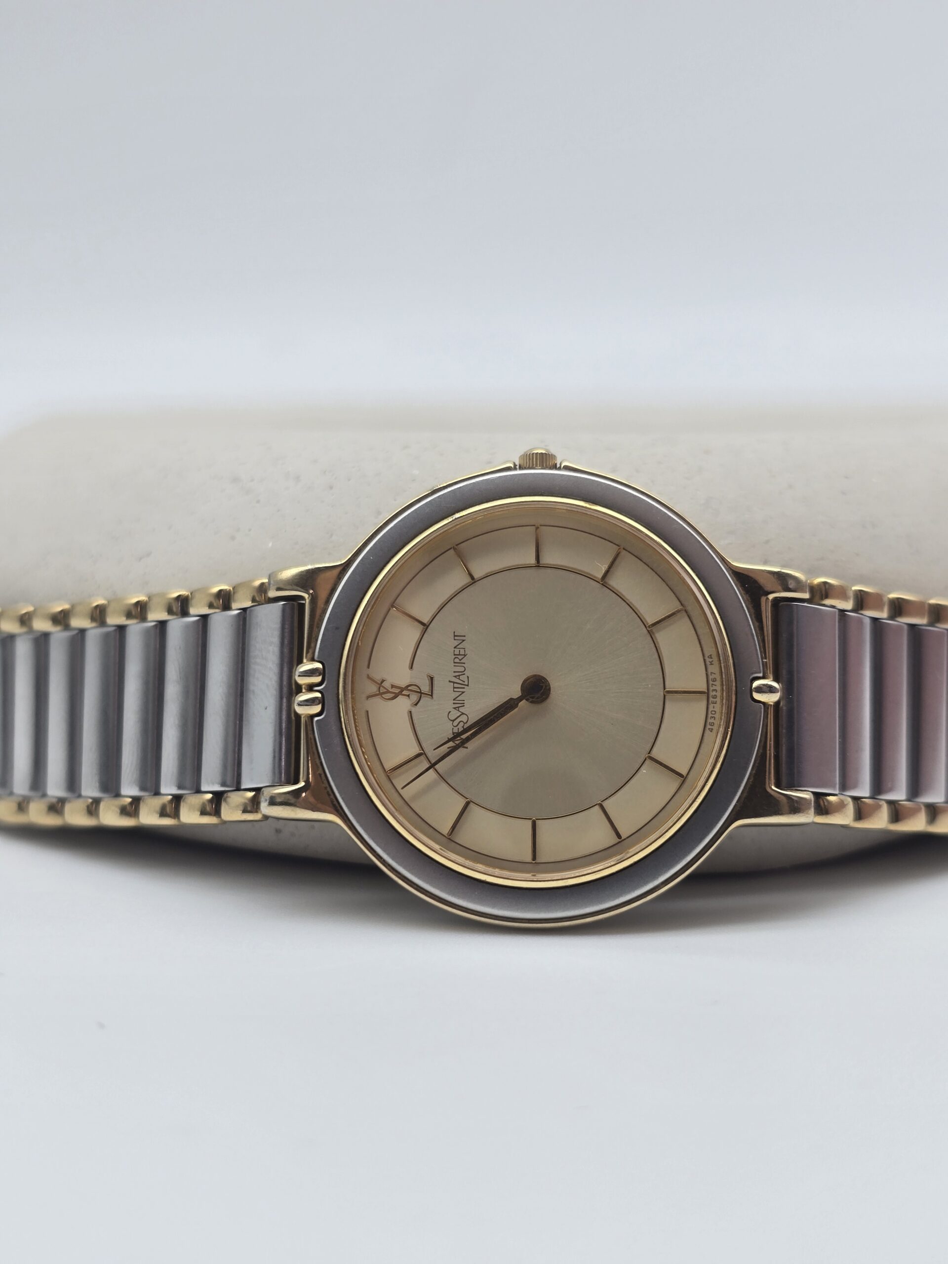 YSL - zegarek vintage z liniowymi indeksami, lata 90. przy podstawce