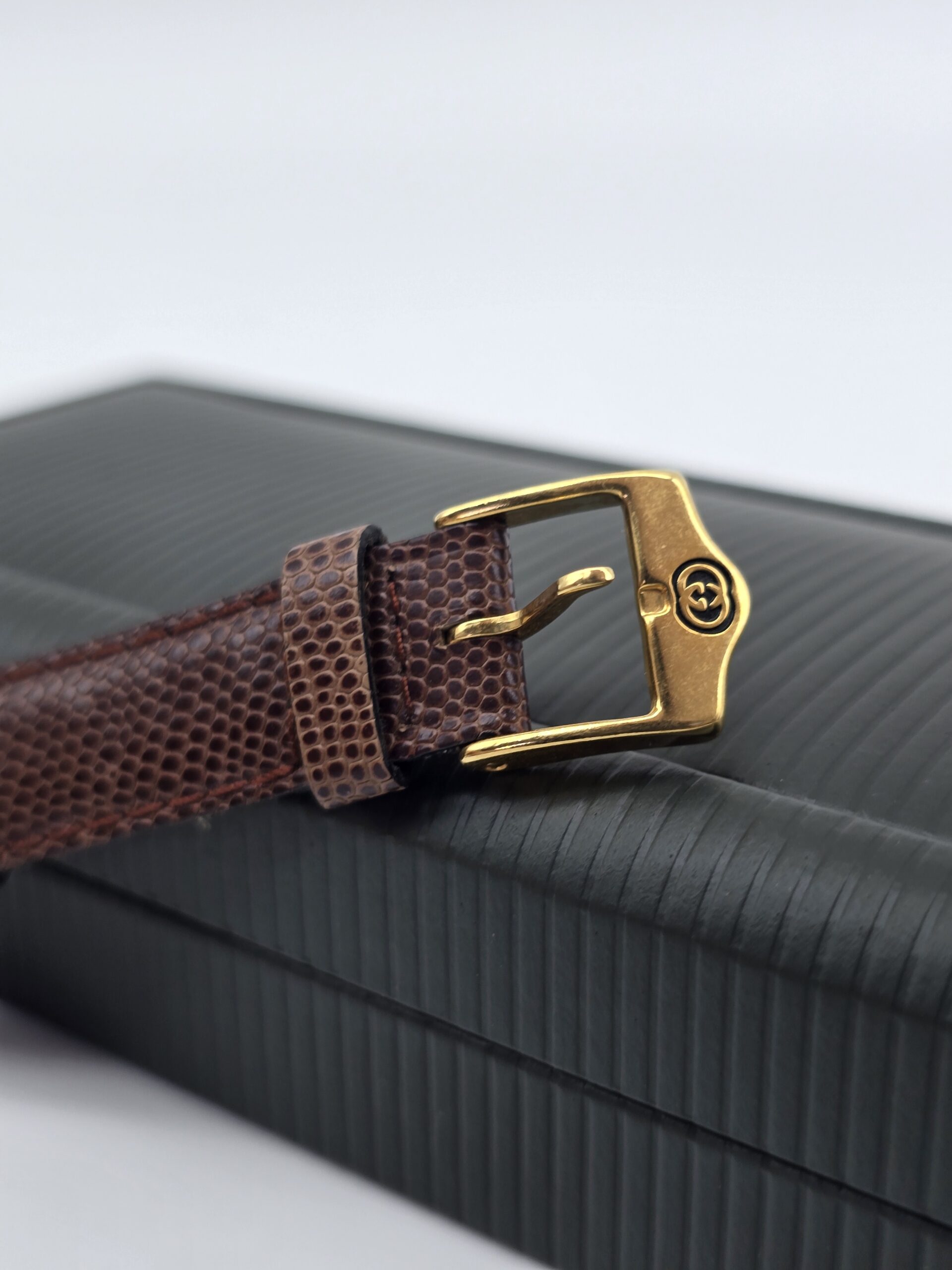 GUCCI- elegancki zegarek vintage na pasku, lata 90. zapięcie