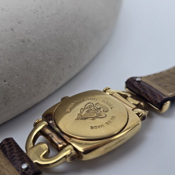GUCCI- elegancki zegarek vintage na pasku, lata 90. zbliżenie