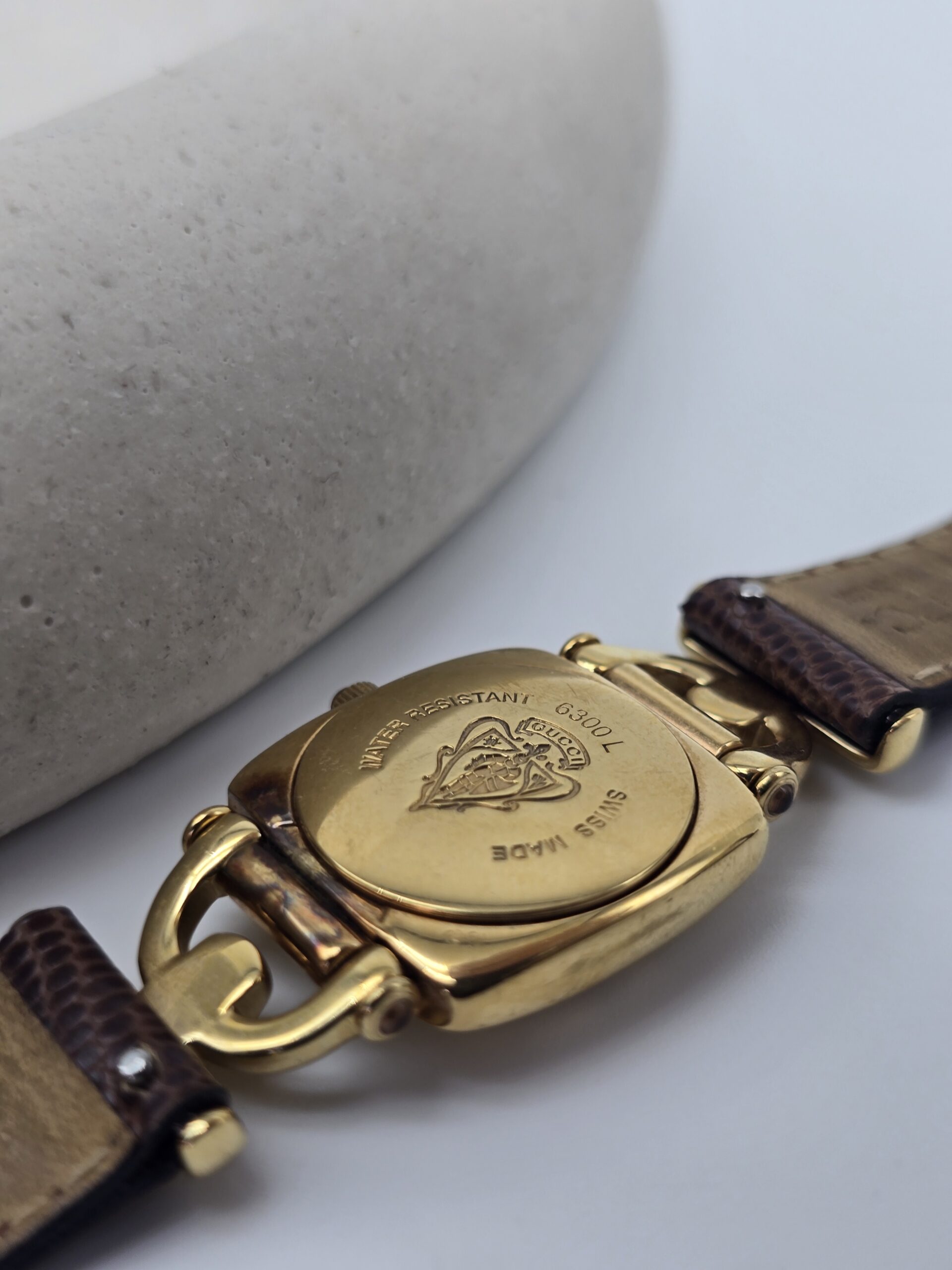 GUCCI- elegancki zegarek vintage na pasku, lata 90. zbliżenie