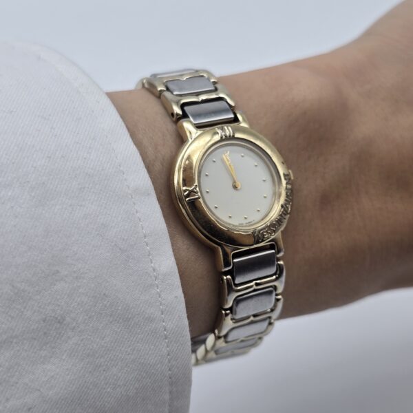 YSL- elegancki zegarek vintage z rzymskimi indeksami, lata 90. na ręku